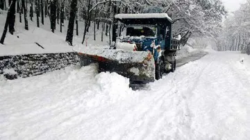 More than 2,900 tourists stranded in Sikkim due to heavy snowfall