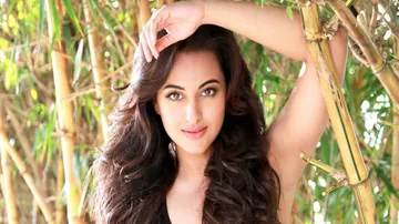 Sonakshi Sinha trolled for 'junk' Amazon India delivery tweet; tweeple allege plan to promote Flipkart