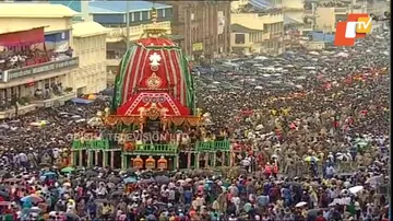 Divine spectacle: Deities & devotees meet each other as chariots roll on..
