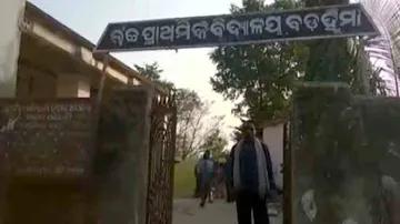 Locals lock up teacher for allegedly misbehaving with school girl