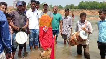 People Throng Odisha’s Jajpur After Shiva Lingam, Temple Remains Surface In Baitarini River #Watch