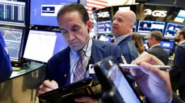 US stocks fall as tech selloff continues