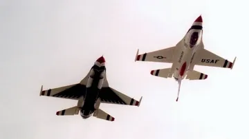 Chinese fighter flies inverted over US Air Force jet