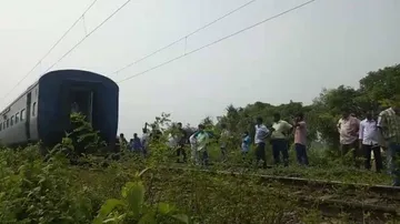 Visakha Express Engine Rolls With AC Coaches, Leaves Behind Other Bogies!