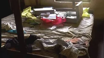 Dacoits loot Rs 5 lakh, gold jewellery at gun point