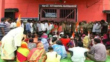 40 Cong workers court arrest demanding release of Pradip Majhi