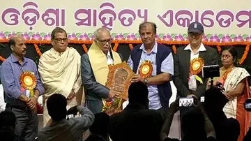 Bibhuti Patnaik receives Atibadi Jagannath Das Award