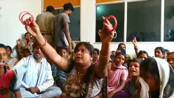 Water scarcity protest: Women throw bangles at Belpahar NAC chief