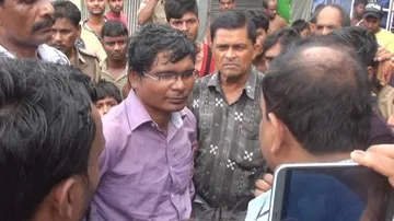 Tehsildar detained by villagers on failing to nab sand mafia
