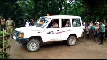 Youth beaten up, tied to electric pole during loot attempt