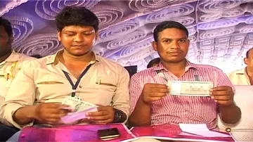 Cash in kit: Rs 500 cash gift surprises Journalists at Gadkari event