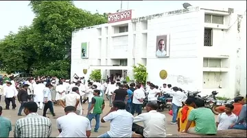 Rift in Congress widens as 3 MLAs back Bhakta Das for top post