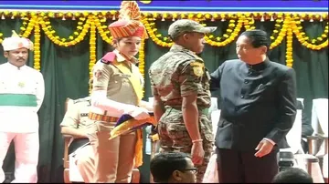 17 police officers receive police medal for gallantry from Odisha Guv