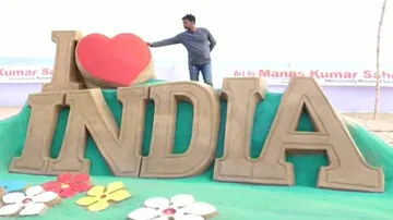 Valentine's Day: Manas Sahoo professes love for India on Puri beach