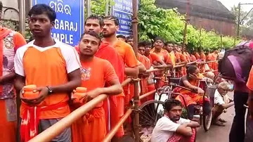Kanwariyas throng Shiva Temples to pour water, offer prayers