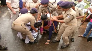 Agitating DMLT, DMRT students scuffle with cops in Bhubaneswar