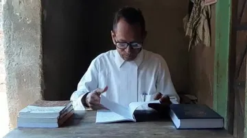 Never Say Never: Meet Odisha Lawyer Who Cleared Matric On 42nd Attempt & Class 12 After 19 Years