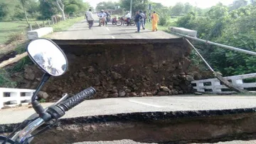 Bridge caves in, Berhampur-Nayagarh traffic hit