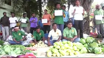 Symbolic protest: Ambulance staff turn vegetable vendors