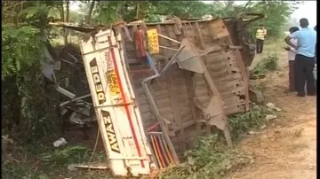 2 killed as mini truck overturns in Kendrapara
