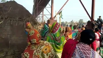 Women up the ante, ransack illegal liquor shop