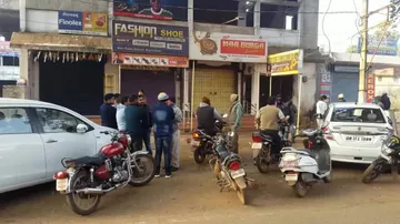 Miscreants loot jewellery shop after attacking home guards