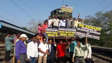 Rail-roko disrupts train movement in Dhenkanal
