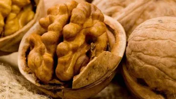 Eating walnuts daily lowers heart disease risk