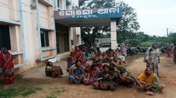 Women protest liquor trade, gherao police station in Keonjhar