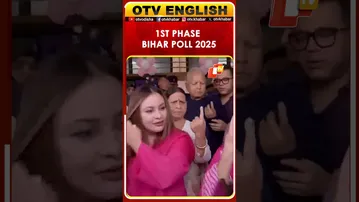 Bihar Polls 2025 | Lalu, Rabri Devi, Tejashwi Yadav & RJD Leaders Show Inked Fingers After Voting