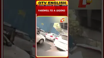 Veteran Actor Dharmendra Cremated In Mumbai; Hema Malini Departs Crematorium