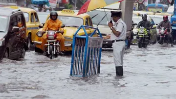 continuous rain July 8 2025 Kolkata  ,Kolkata waterlogging trains suspended,  Sealdah suburban line disruption  ,South Bengal flood July 2025  ,Kolkata heavy monsoon disruption,৮ জুলাই ২০২৫ টানা বৃষ্টি কলকাতা,  কলকাতা জলাবদ্ধতা ট্রেন সেবা বন্ধ,  শিয়ালদহ উত্তর দক্ষিণ টানা জল,  দক্ষিণবঙ্গ বন্যা ২০২৫  ,বর্ষার কারণে ট্রেন চলাচল ব্যাহত