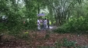Student body exhumed,Sent for autopsy,Usthi,South 24 Parganas,Grave,Post-mortem examination,Police investigation,Suspicious death,Forensic team,Crime সিন,ছাত্রীর মৃতদেহ উত্তোলন,ময়নাতদন্তের জন্য পাঠানো হয়েছে,উস্তি,দক্ষিণ ২৪ পরগনা,কবর,ময়নাতদন্ত,পুলিশি তদন্ত,সন্দেহজনক মৃত্যু,ফরেনসিক দল,অপরাধস্থল