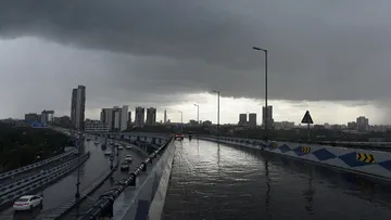 কলকাতা আজকের আবহাওয়া, পশ্চিমবঙ্গে রেড অ্যালার্ট, উত্তরবঙ্গ ভারী বৃষ্টি, কলকাতায় বজ্রবিদ্যুৎ সহ বৃষ্টি, হাওয়া অফিস সতর্কতা, IMD red alert Jalpaiguri Kalimpong, Kolkata thunderstorm forecast, West Bengal rain alert August 2025, Kolkata weather live update, Bengali weather news live.