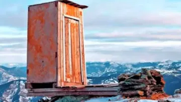 Most Dangerous Toilet in the World: বিশ্বের ভয়ংকরতম টয়লেট!