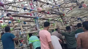 Chandannagar pandal collapse: হুড়মুড়িয়ে ভেঙে পড়ল বিখ্যাত পুজো কমিটির প্যান্ডেল।