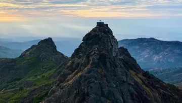 Girnar: গিরনার পর্বতের উচ্চতা ৩,৩৮৩ ফুট। (ছবি: গুজরাট পর্যটন)