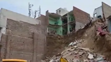 Many Houses collapsed and landslide in mathura news in hindi