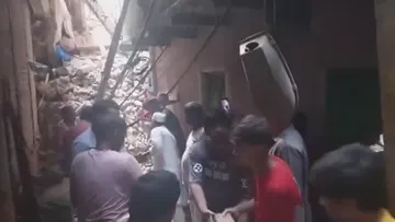Delhi Seelampur Building Collapsed news in hindi