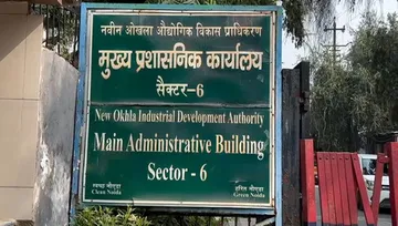 नोएडा: उद्योग मार्ग को मॉडल रोड बनाने की योजना फिर अटकी, तीसरी बार जारी होगा टेंडर