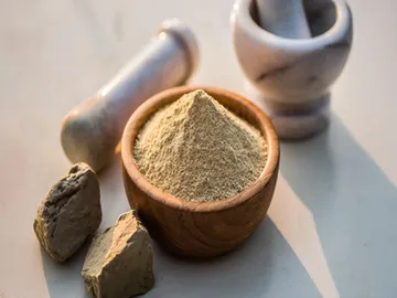 चेहरे से जुड़े हर मर्ज की दवा है मुल्तानी मिट्टी, बस जान लें इस्तेमाल करने का सही तरीका