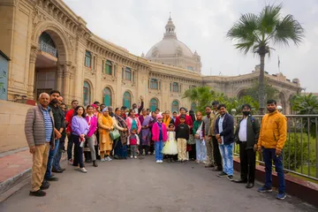 यूपी पर्यटन की संवेदनशील पहल: 30 कैंसर मरीजों ने की ‘उम्मीद की यात्रा’, लखनऊ दर्शन में खिली मुस्कान