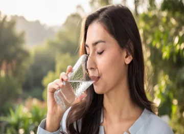 बाहर का खाना खाने के बाद क्यों लगती है ज्यादा प्यास? ये है बड़ा कारण