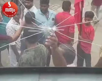ksrtc bus glass broken by union protesters