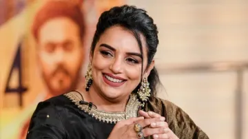 Shweta-Menon-1