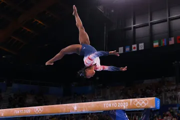 Simone-Biles-on-balance-beam-2020-Tokyo-Olympic-Games
