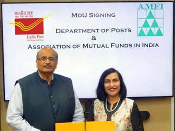 Ms. Manisha Bansal Badal, GM, Mr. V. N. Chalasani, Chief Executive, AMFI.