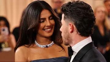 Priyanka Chopra Travels With Bodyguards (1)