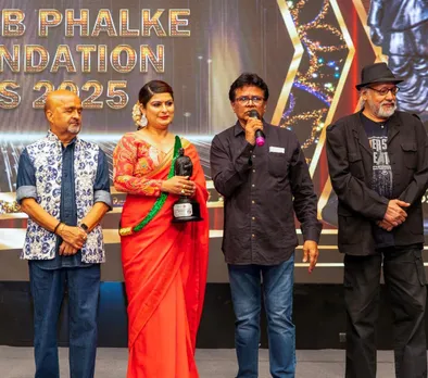 Nepali films actress Uma Giri being honoured by Sameer, Ashafque, and Bob Brahmabhatt