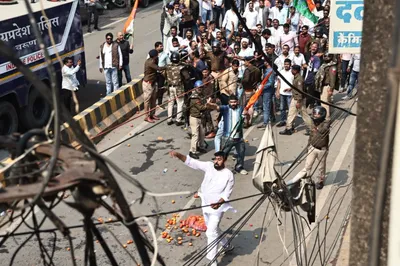 इंदौर में सियासी हिंसक झड़प से मची अफरा-तफरी, भाजपा के गांधी भवन के घेराव  के एलान के बाद बवाल; देखें तस्वीरें - Mp Politics Indore News Violent Clash  Between Bjp And ...